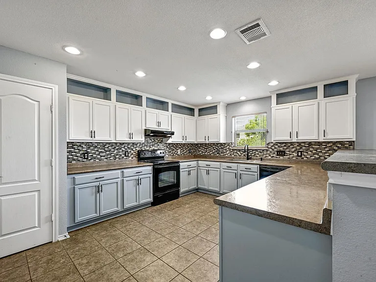 214 Briarwood Dr — Photo 3