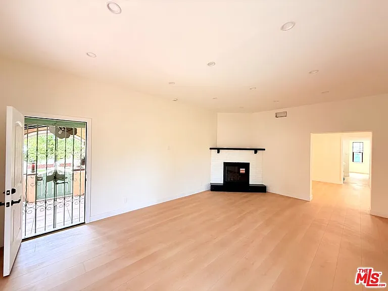 6132 Whitsett Ave — Photo 7