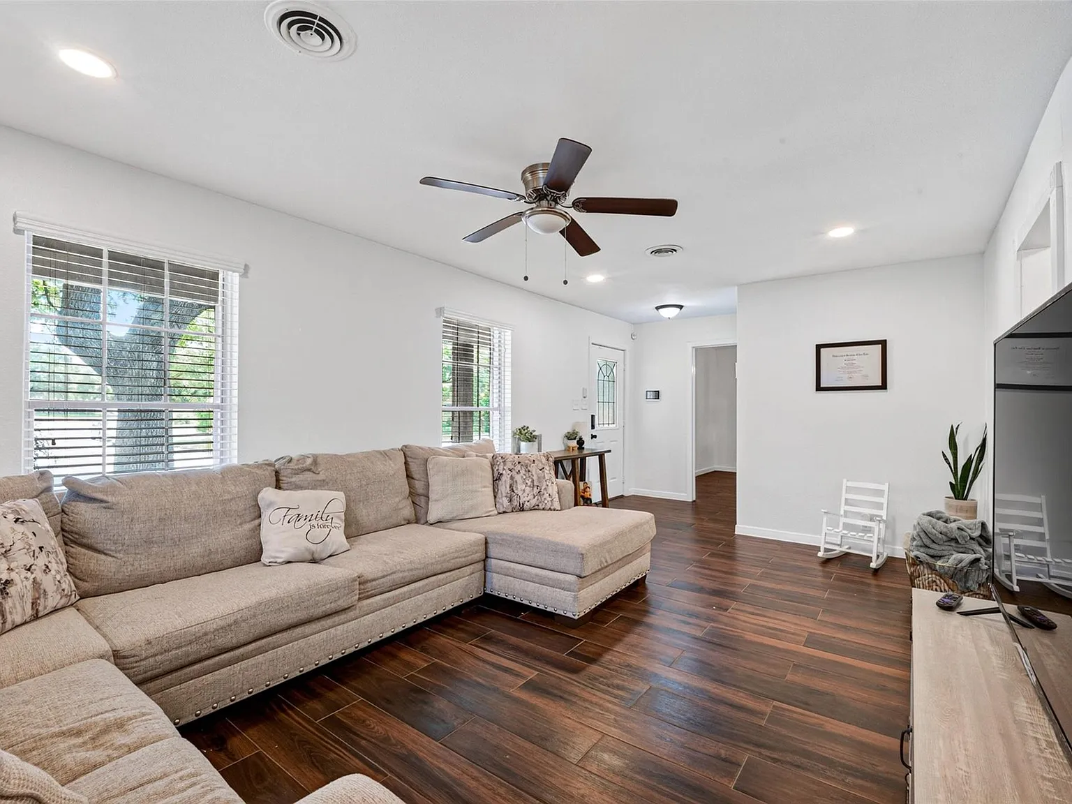 3 bed, 2.0 bath, 1389 sqft, $2,200 — Photo 4