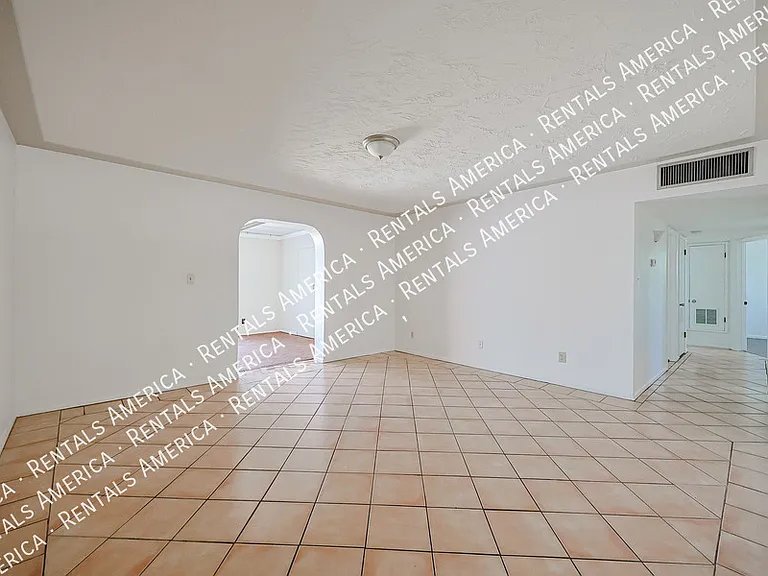 2114 W Myrtle Ave — Photo 1