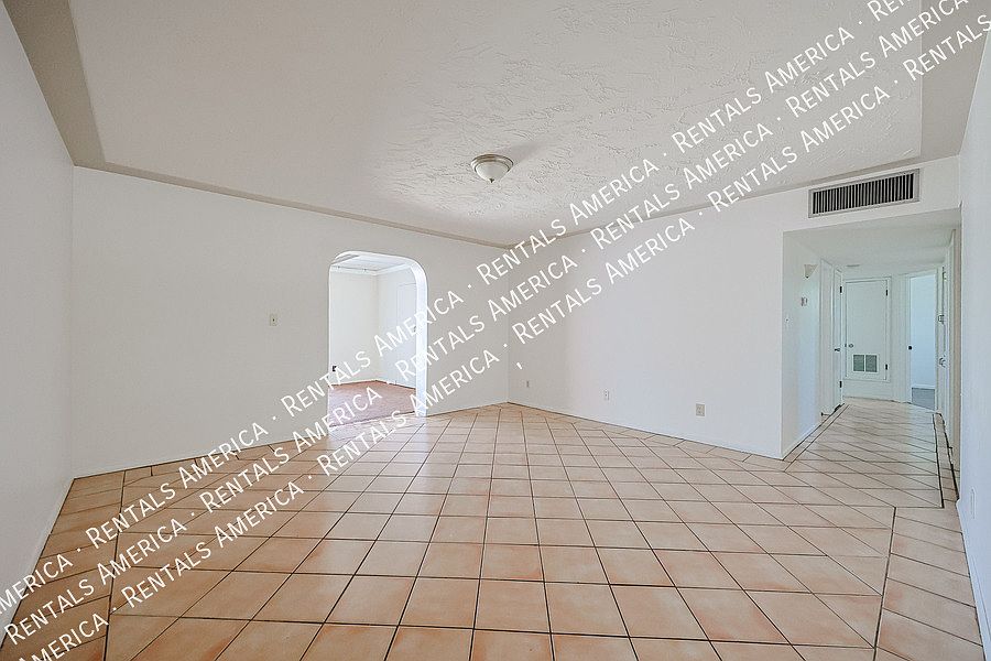 1st image of 2114 W Myrtle Ave