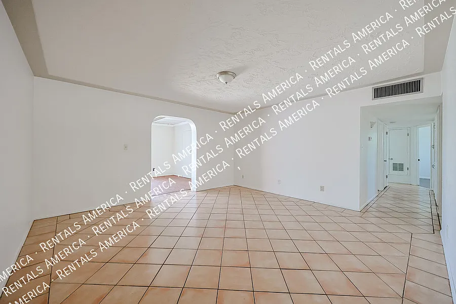 2114 W Myrtle Ave