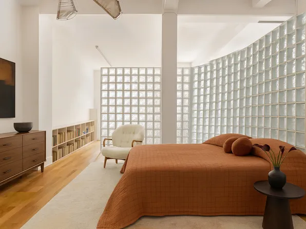 161 West 15th Street image 3 of 13