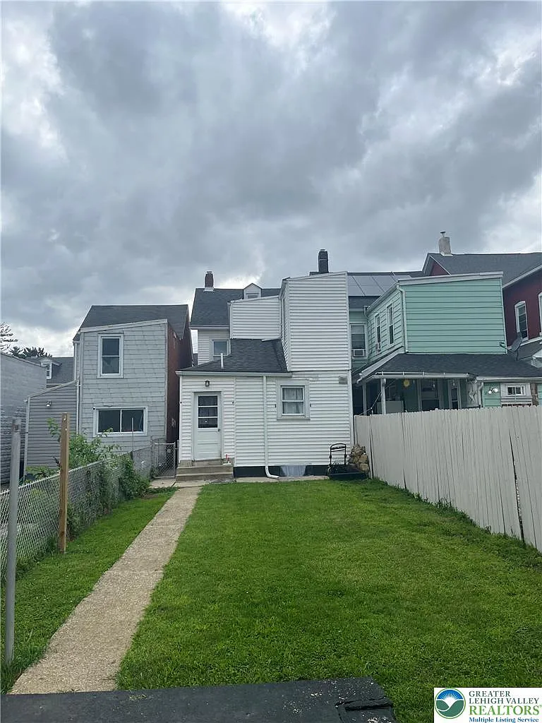 3 bed, 2.0 bath, 1640 sqft, $2,100 — Photo 3