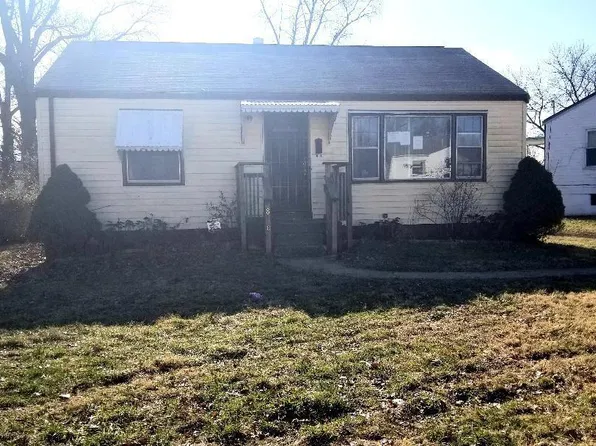 8330 Whitewater Dr, Saint Louis, MO 63134