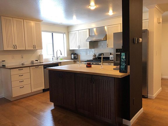 Kitchen - Main floor