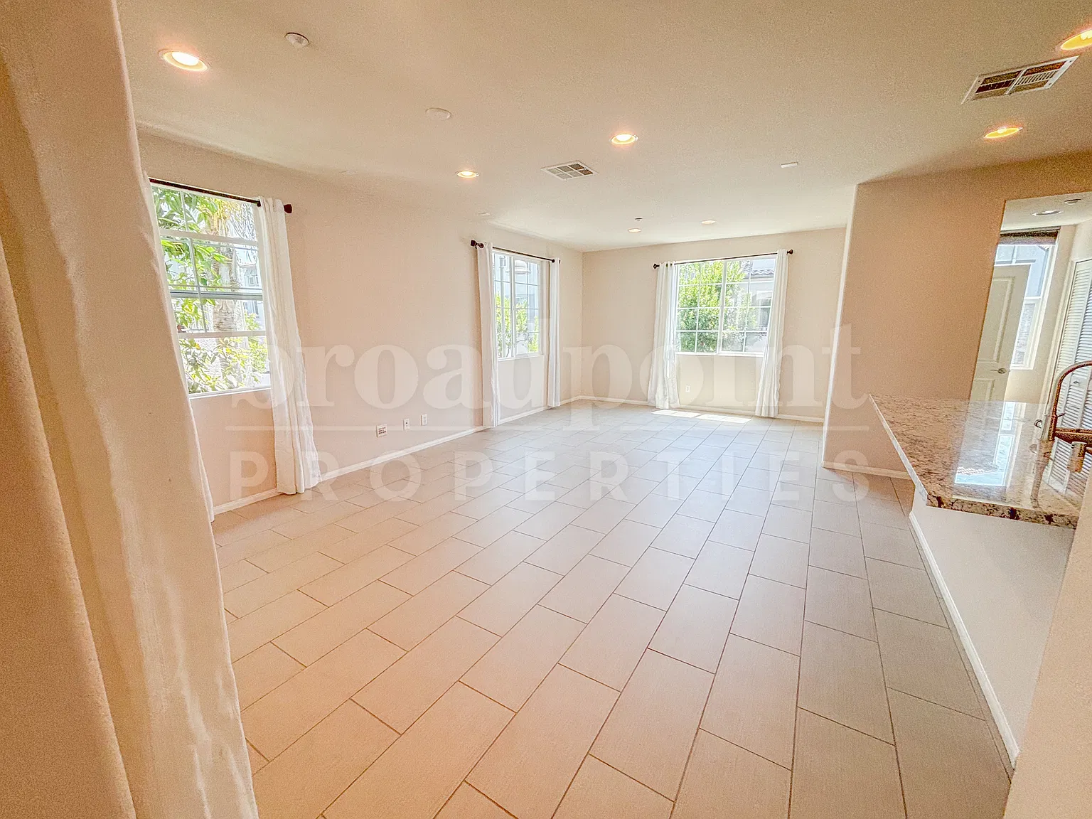 3 bed, 1649 sqft, $3,795 — Photo 4