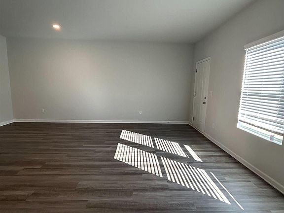 3rd image of 109 Pin Oak Trl