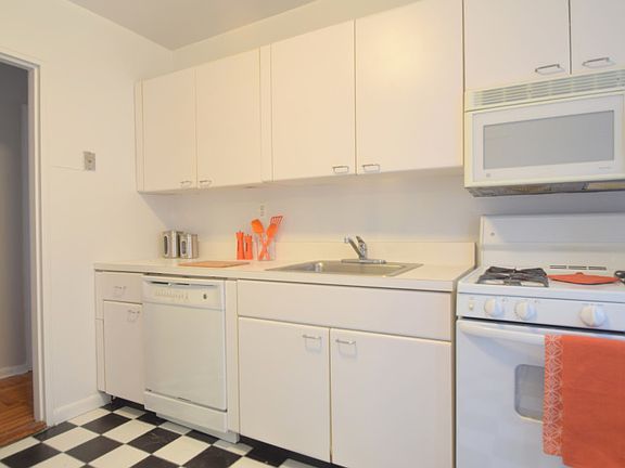 Harbor House - Staged Kitchen 2 - H29-02D