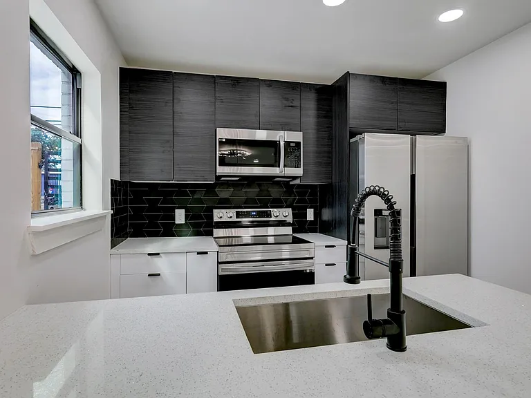 2403 Cleburne St #3 — Photo 10