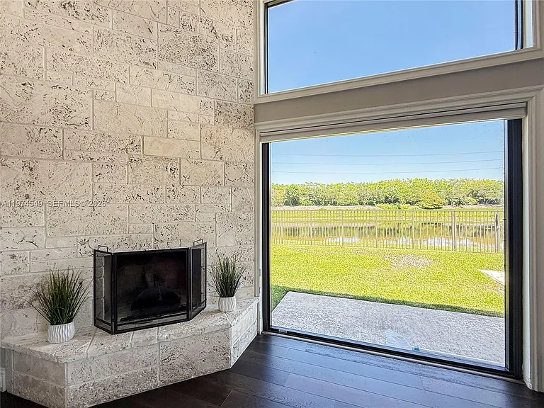 400 Alexandra Cir — Photo 32