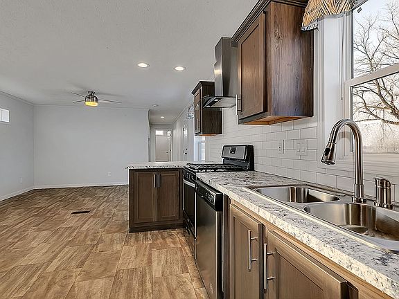 3rd image of 108 Golfview Ct
