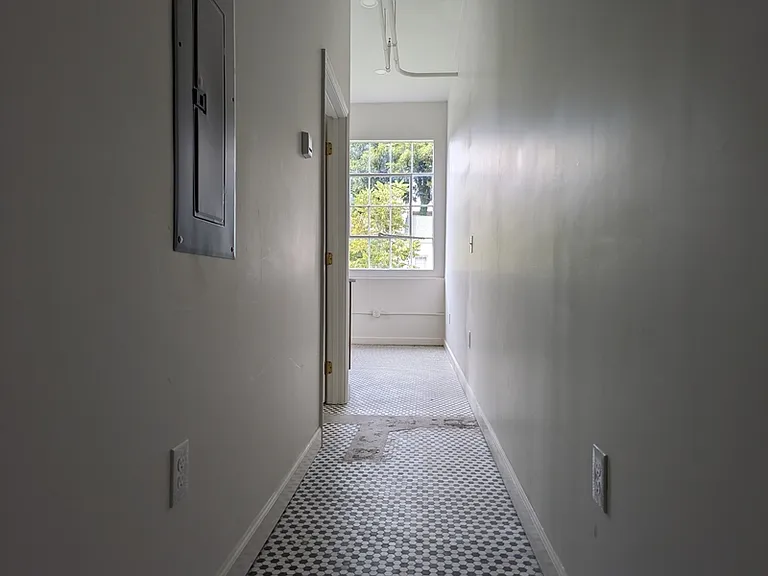 305 6th St #301 — Photo 2