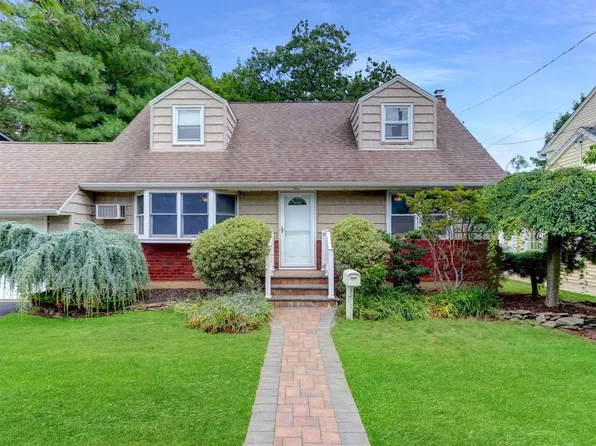 1685 Baker Avenue, Merrick, NY 11566
