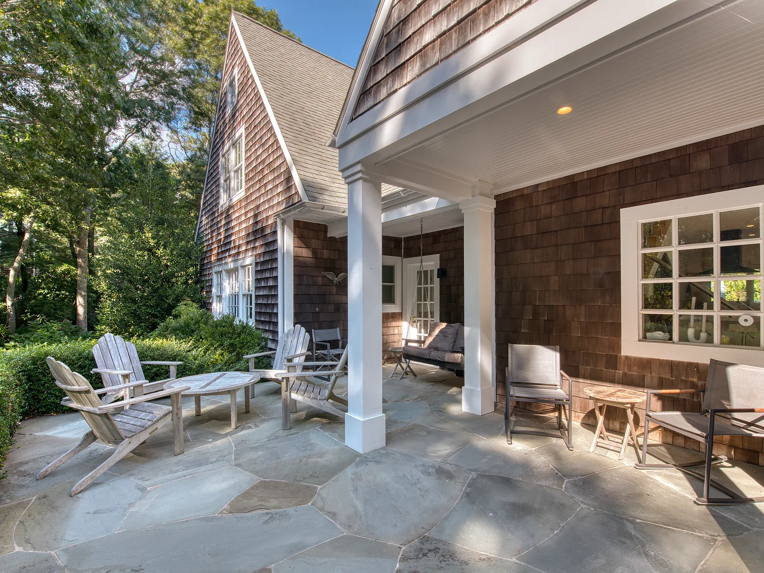 Close to East Hampton Village, Amagansett and Ocean Beaches — Photo 2