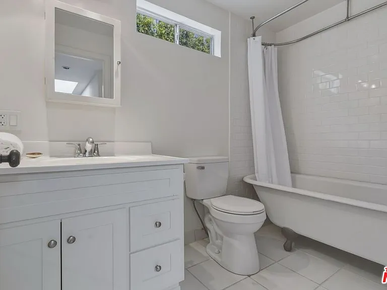 653 N West Knoll Dr — Photo 25