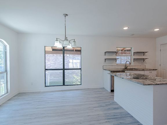 3rd image of 3931 Abilene St