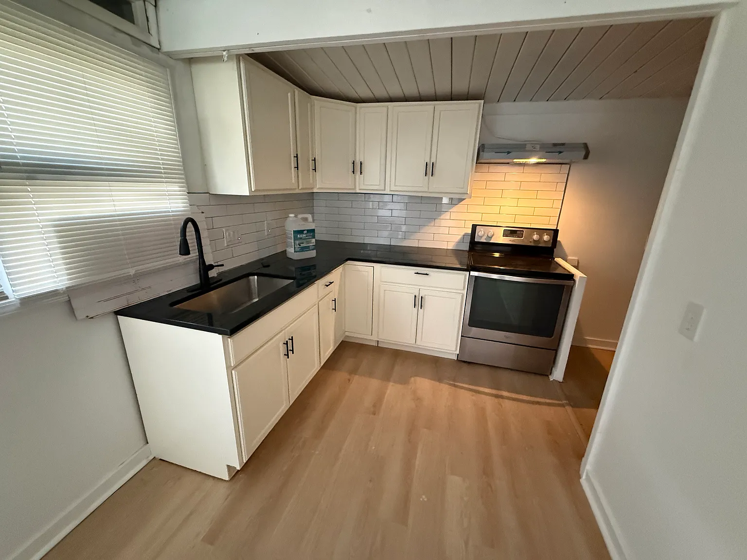 3 bed, 1.5 bath, 1050 sqft, $2,000 — Photo 3