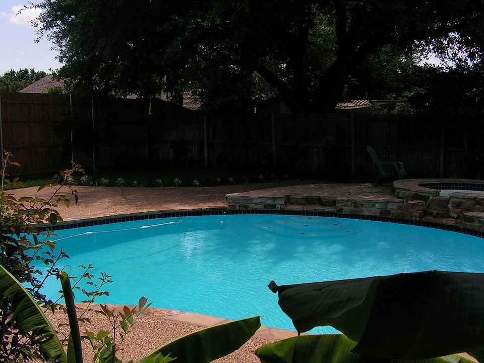 Pool w/Hot Tub