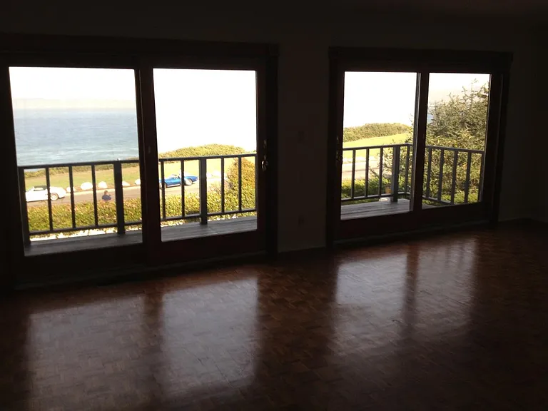 Living room with View Of Bluff and City