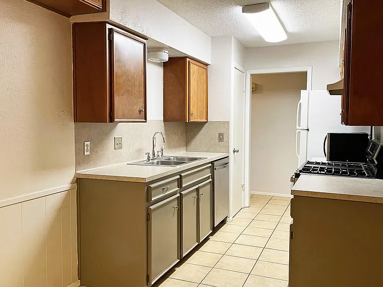 7000 Whispering Oaks Dr — Photo 6