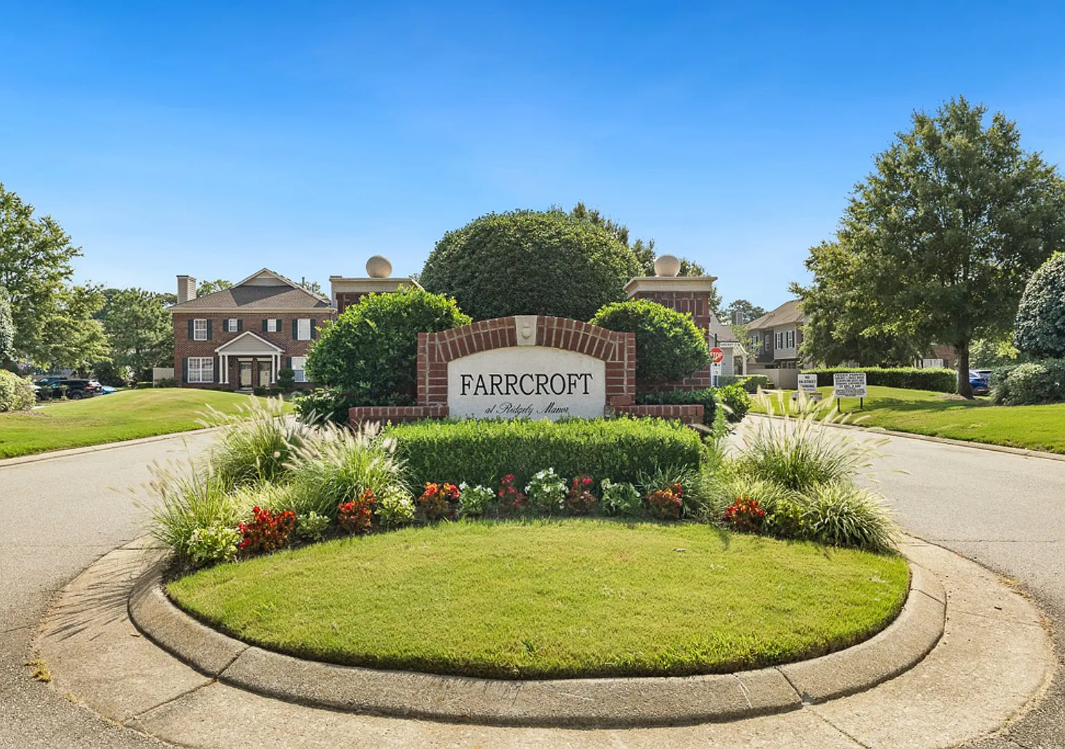 2 bedroom, 2.5 bathroom condo available in the sought after Ridgely Manor community! — Photo 2