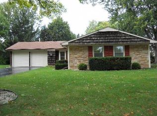 8 Strathmore Ct, Buffalo Grove, IL 60089