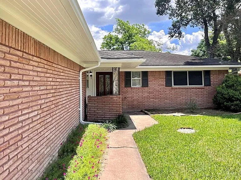 1418 Murrayhill Dr — Photo 4