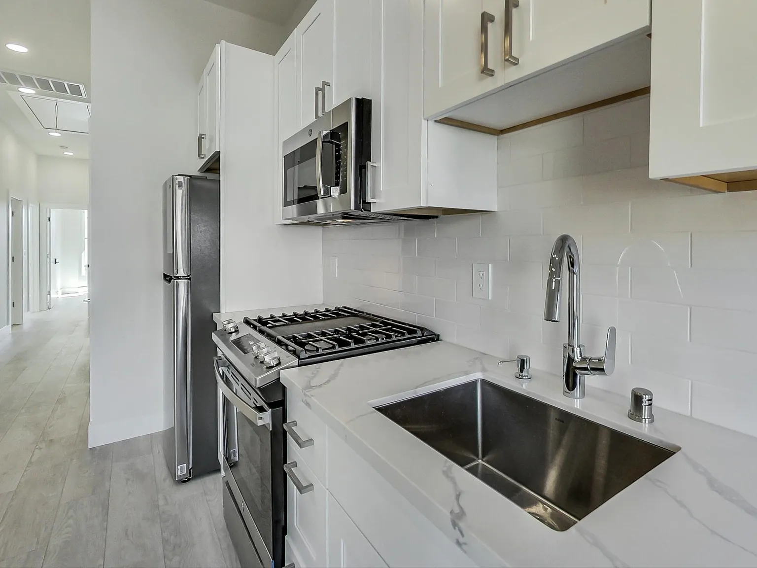 4 bed, 1400 sqft, $6,300 — Photo 2