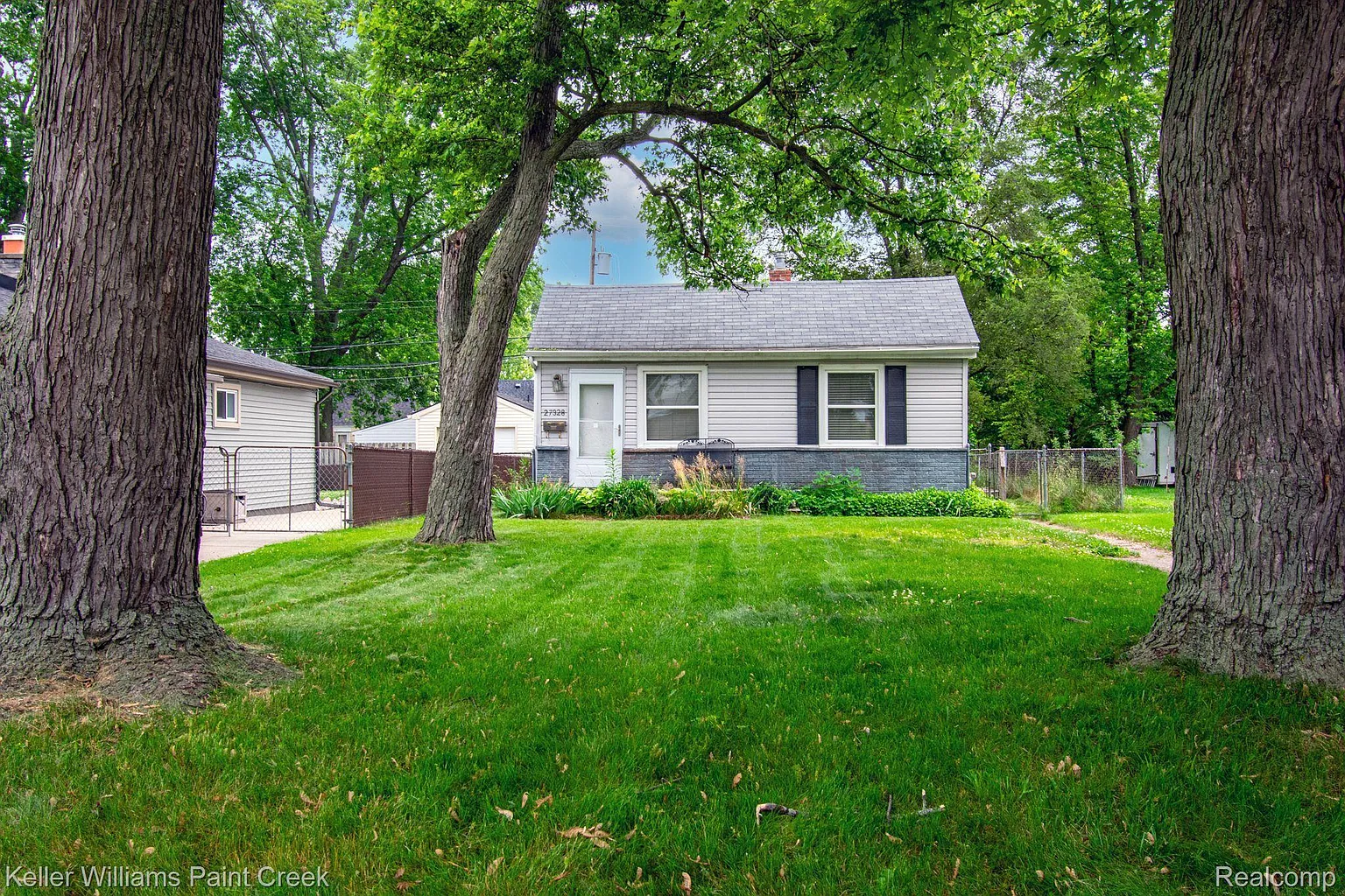 27328 Barrington St photo 1