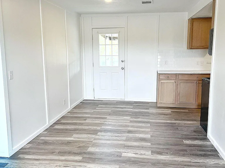 620 W Avenue B — Photo 27