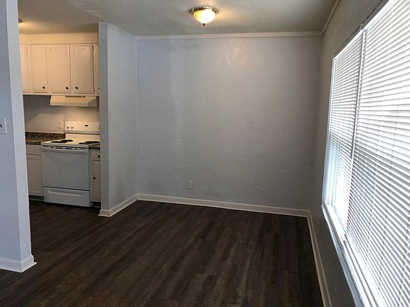 3rd image of 2640 W Pensacola St