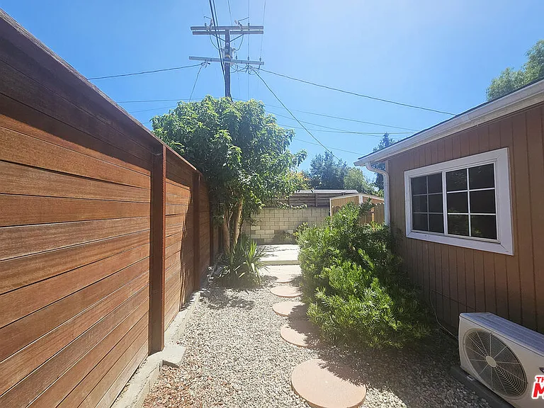 6946 1/2 Jellico Ave — Photo 21