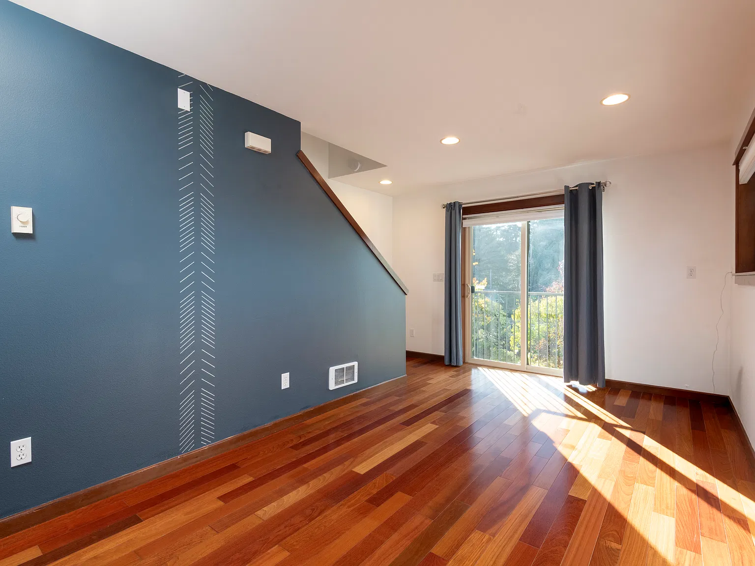 9423 35th Ave SW — Photo 2