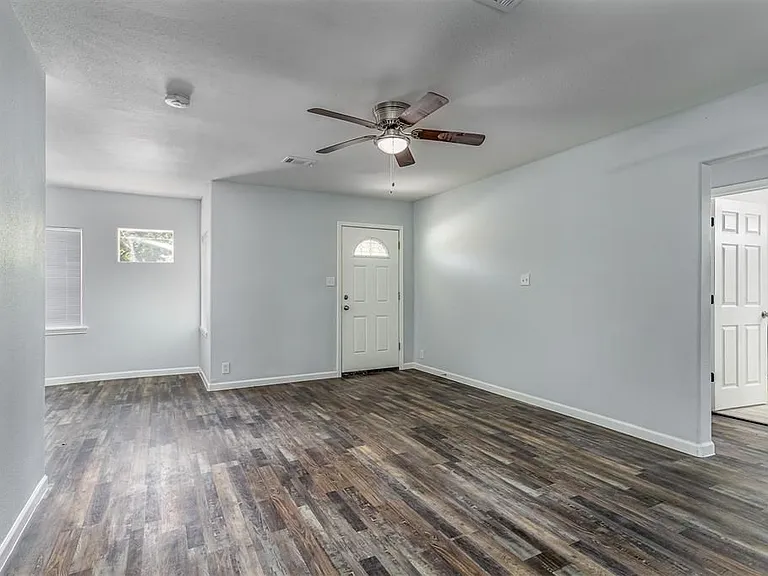 219 W Adoue St — Photo 2