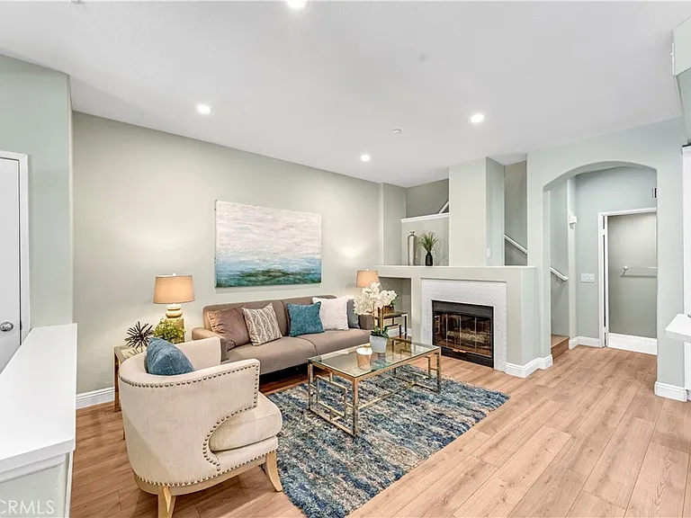 304 Birch Grv — Photo 4