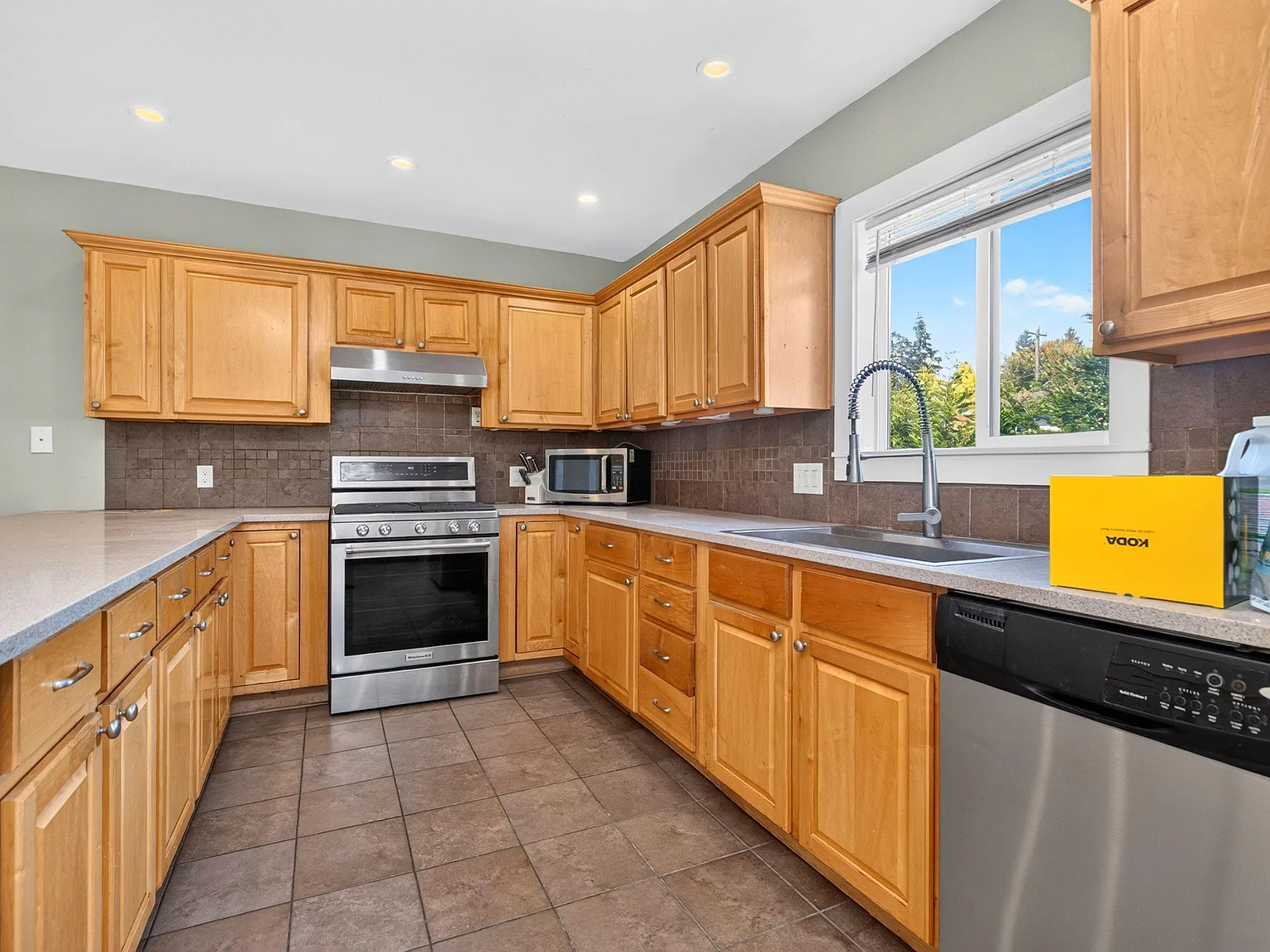 4 bed, 2.0 bath, 2500 sqft, $1,252 — Photo 4
