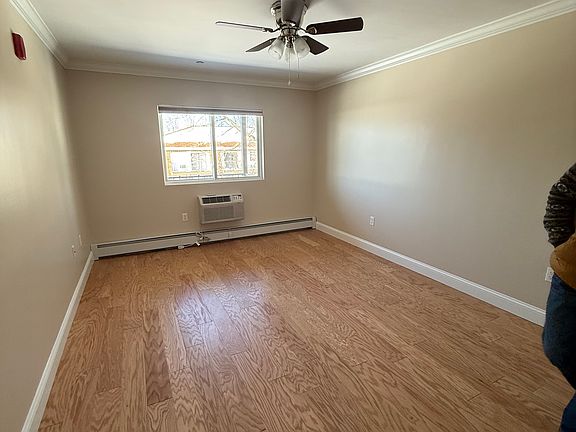4th image of 752 Quaker Ln #1