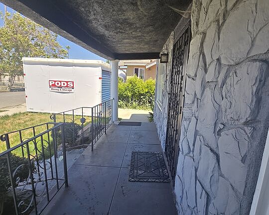 5th image of 1706 W 65th Pl