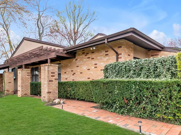 47 Willets Pond Path, Roslyn, NY 11576