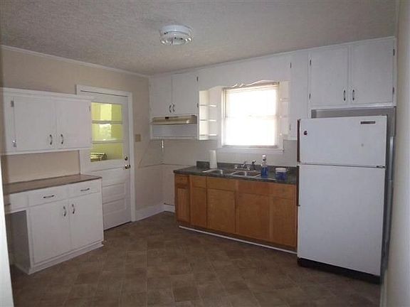 4th image of 801 Hundley St