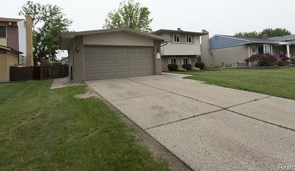 3rd image of 15005 Oxford Ct