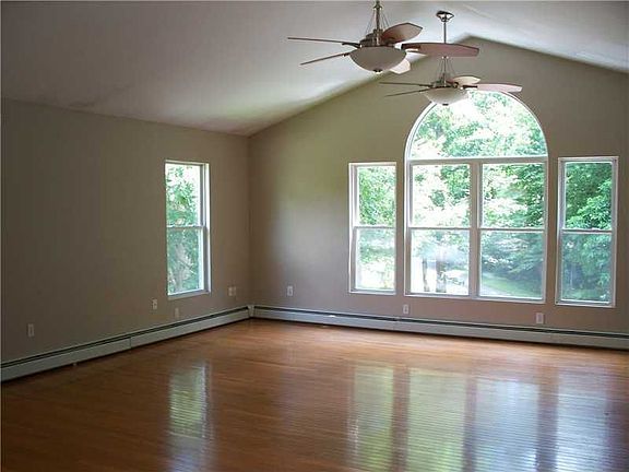 5th image of 7 Poppy Hill Dr