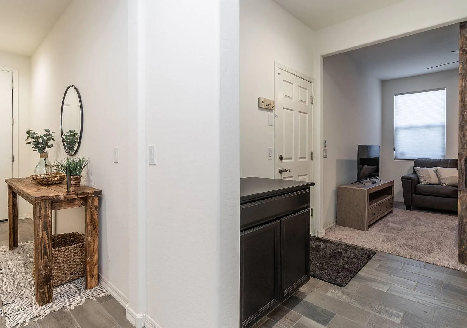 3 bed, 2.0 bath, 1907 sqft, $3,000 — Photo 4