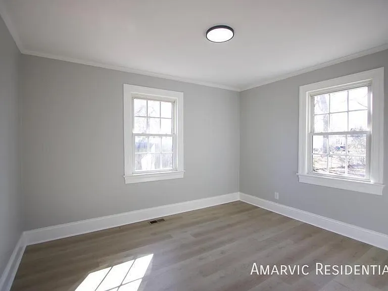 1602 Waverly Ave — Photo 10