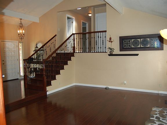 3rd image of 129 Oak Rock Cir