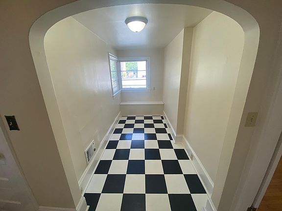 3rd image of 205 19th Ave E #B