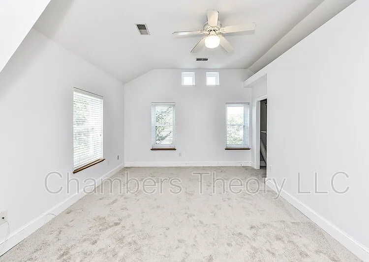 635 N West St — Photo 32