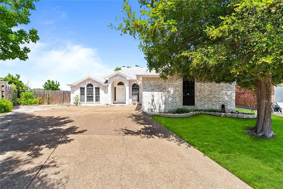 3 bed, 2.0 bath, 2013 sqft, $2,250 — Photo 1