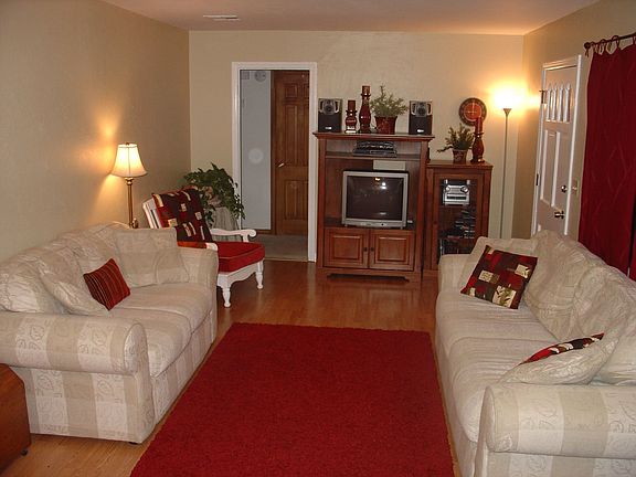 Living room/Dining room have lovely wood laminate flooring